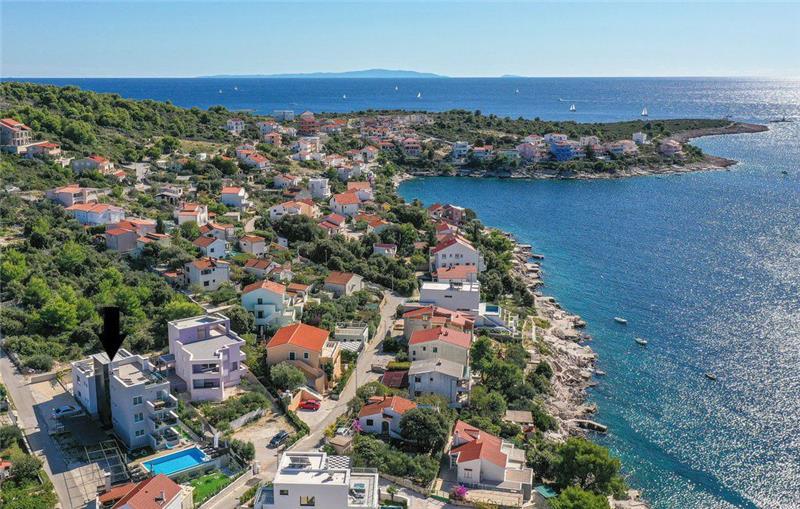 Beachfront villa in Rogoznica, photograph 11