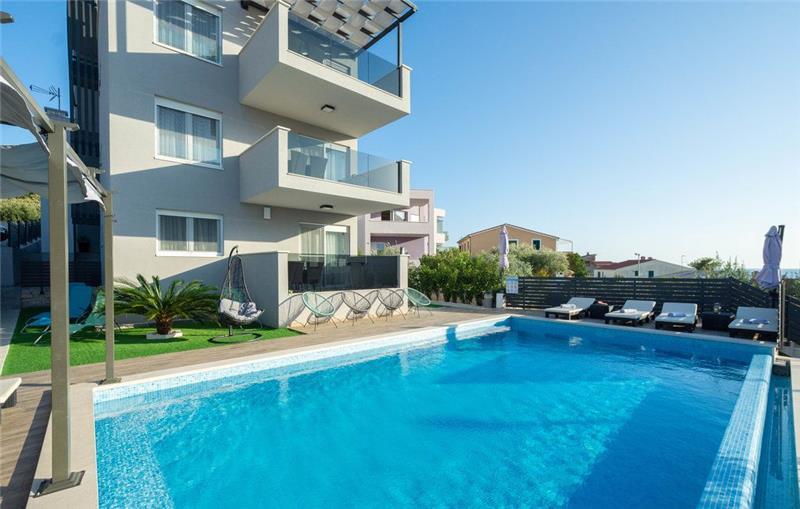 Beachfront villa in Rogoznica, photograph 1