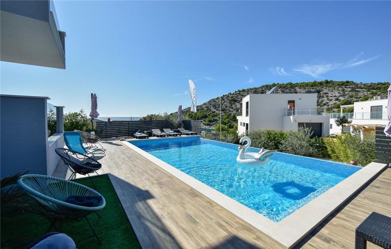 Large 10 Bedroom Villa with Heated Infinity Pool and Roof Top Terrace with Jacuzzi, Sleeps 20-22