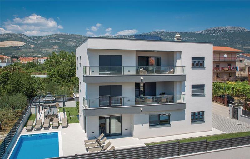 Sea-view villa in Kastel Novi, photograph 3