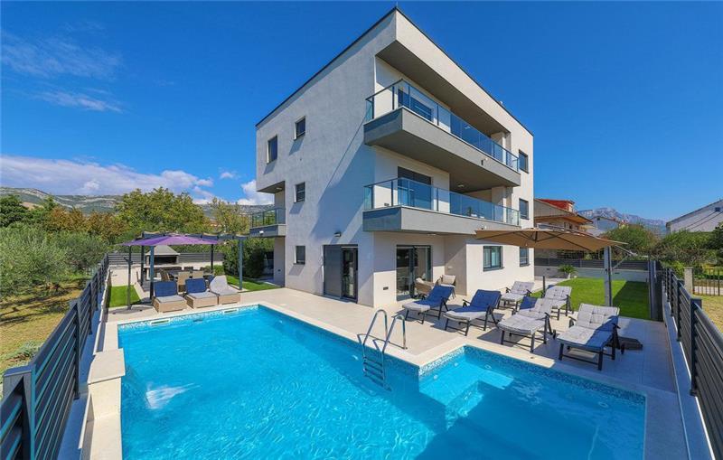 Sea-view villa in Kastel Novi, photograph 1