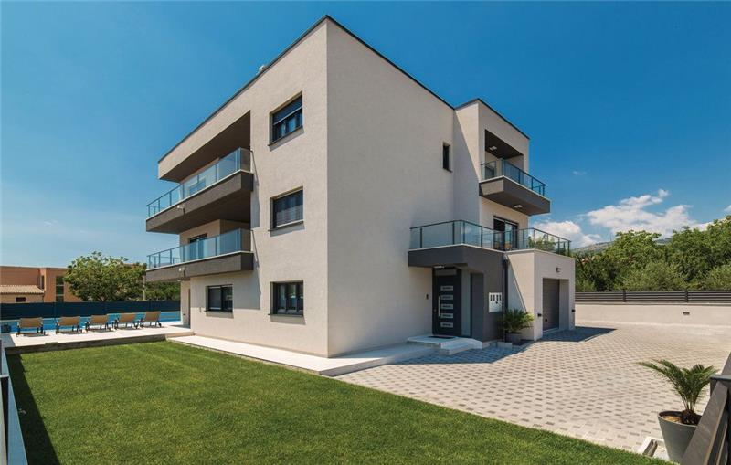 Sea-view villa in Kastel Novi, photograph 6