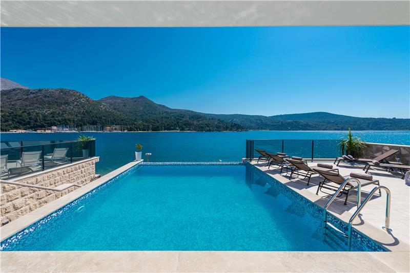 Beachfront villa in Slano, photograph 5
