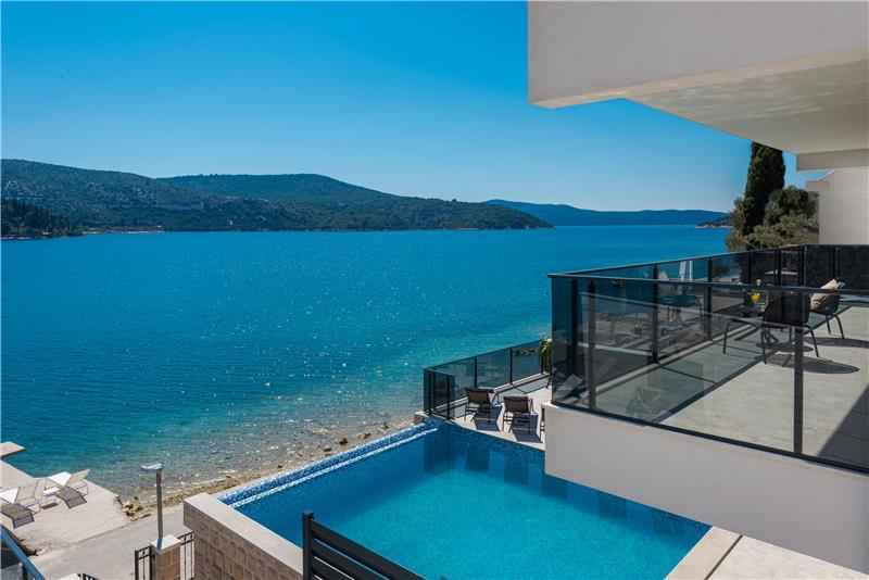 Beachfront villa in Slano, photograph 1
