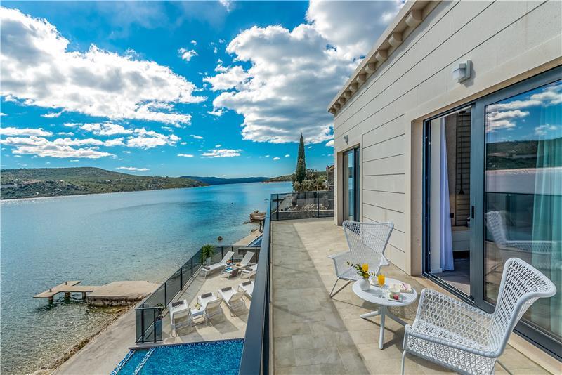 Beachfront villa in Slano, photograph 3