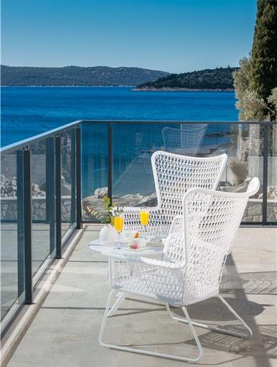 4 bedroom luxury beachfront villa with infinity pool in Slano, Dubrovnik region sleeps 8-10