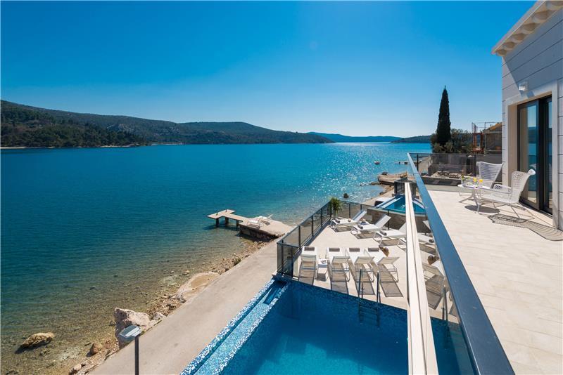 Beachfront villa in Slano, photograph 4