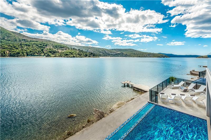 Beachfront villa in Slano, photograph 2