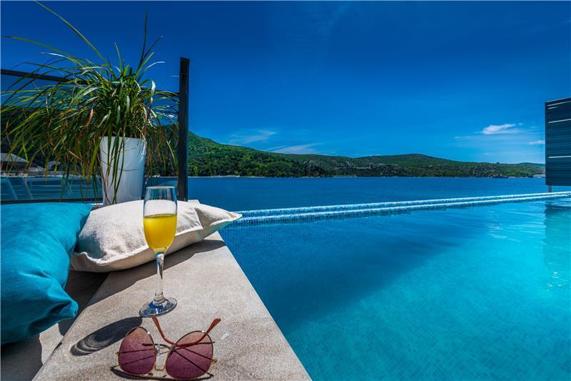 Beachfront villa in Slano, photograph 2