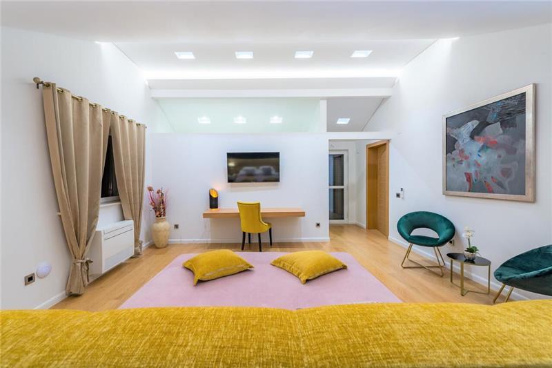 Beachfront villa in Lozica, photograph 12