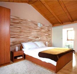 4 Bedroom Villa with Pool near Pula, sleeps 8-10