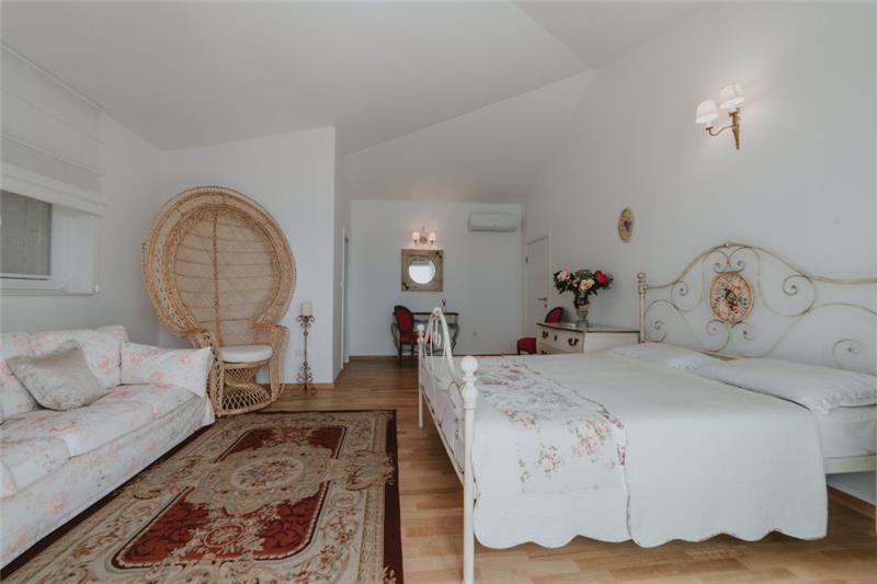 Sea-view villa in Budva, photograph 24
