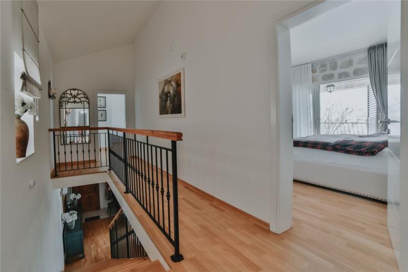 Sea-view villa in Budva, photograph 23