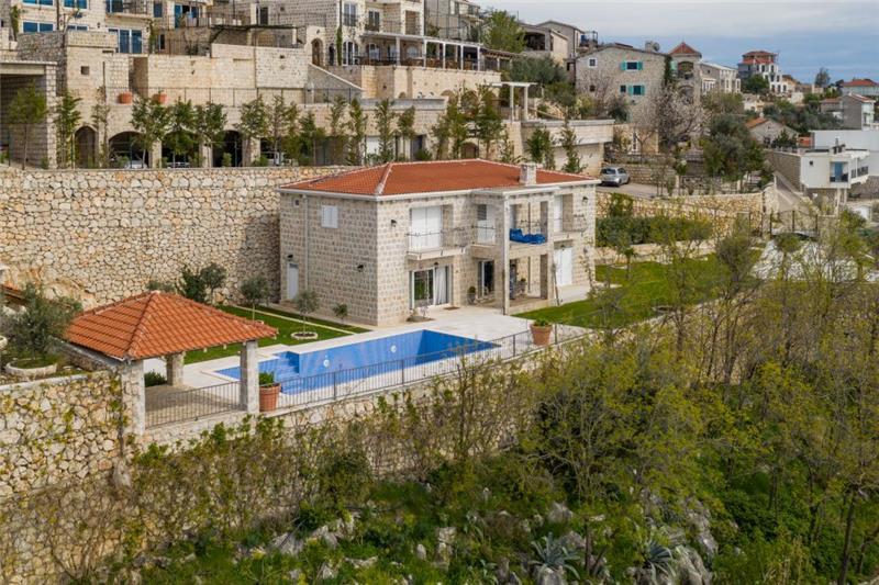 Sea-view villa in Budva, photograph 1