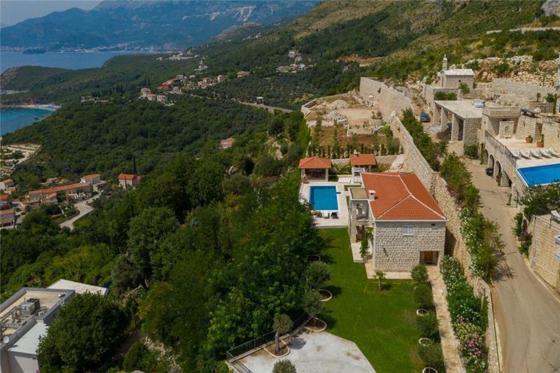 Sea-view villa in Budva, photograph 2