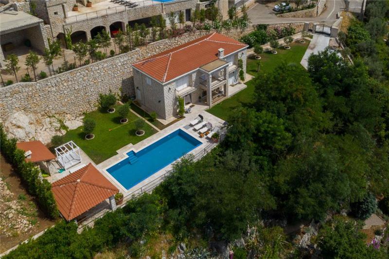 Sea-view villa in Budva, photograph 4