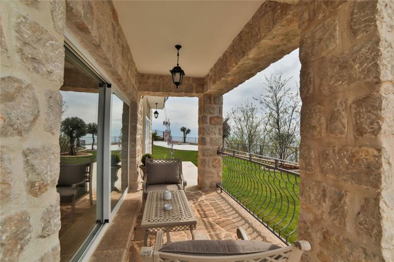 Sea-view villa in Budva, photograph 10