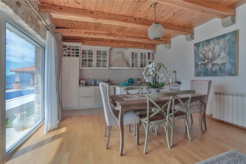 Sea-view villa in Budva, photograph 16