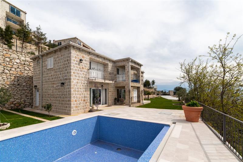 Sea-view villa in Budva, photograph 7