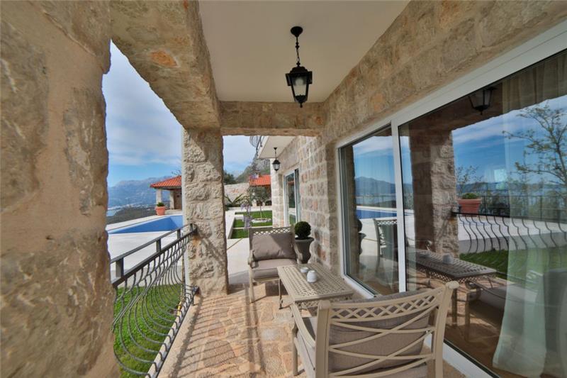 Sea-view villa in Budva, photograph 9