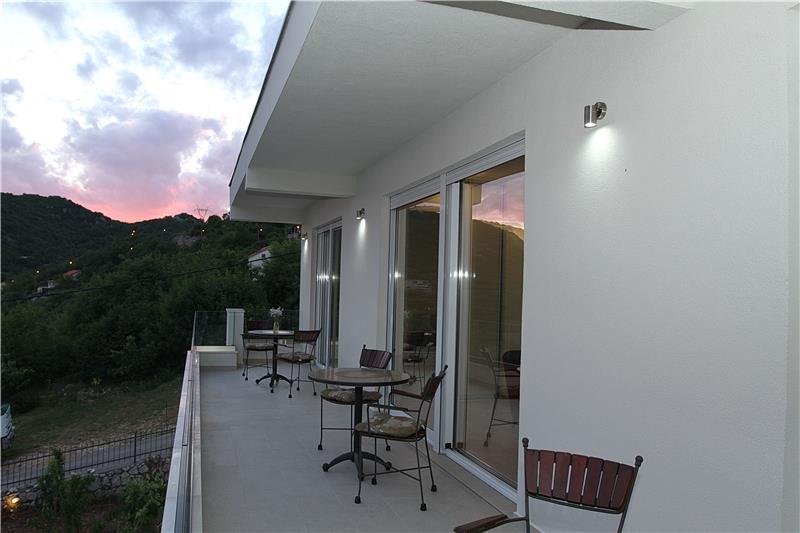 Sea-view villa in Budva, photograph 1