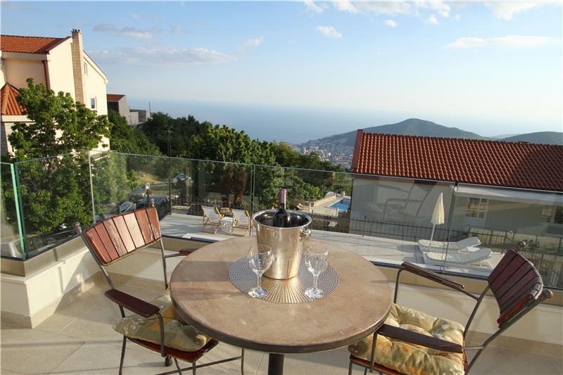 Sea-view villa in Budva, photograph 3