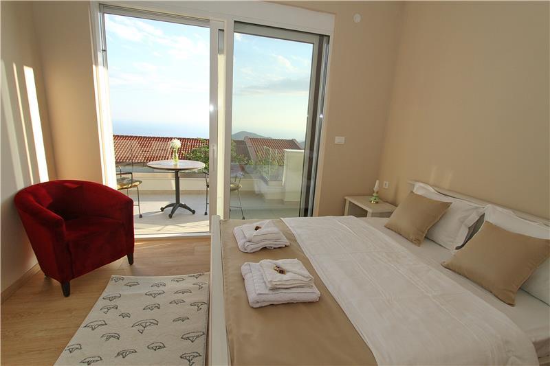 Sea-view villa in Budva, photograph 12