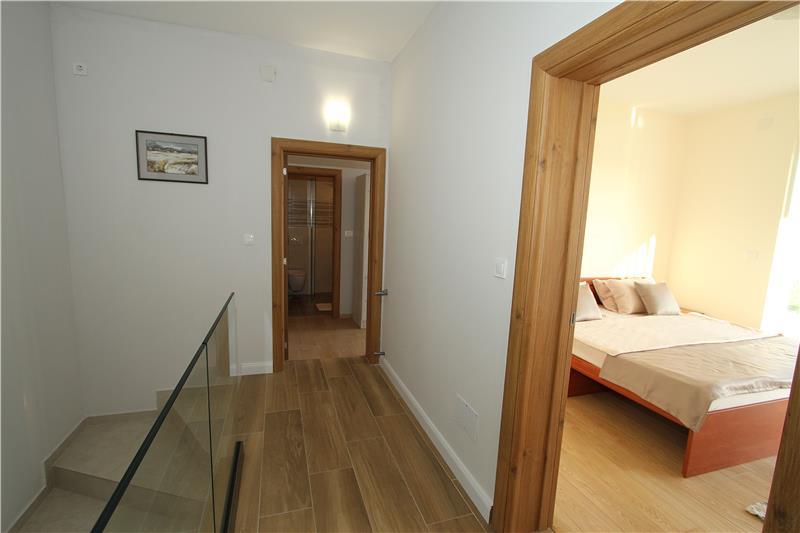 Sea-view villa in Budva, photograph 14