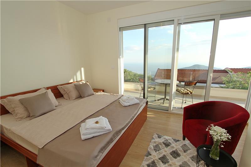 Sea-view villa in Budva, photograph 8