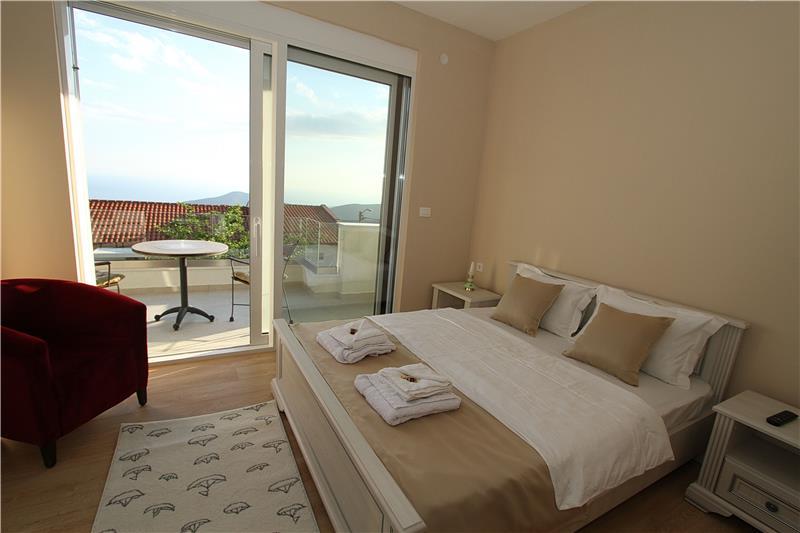 Sea-view villa in Budva, photograph 10