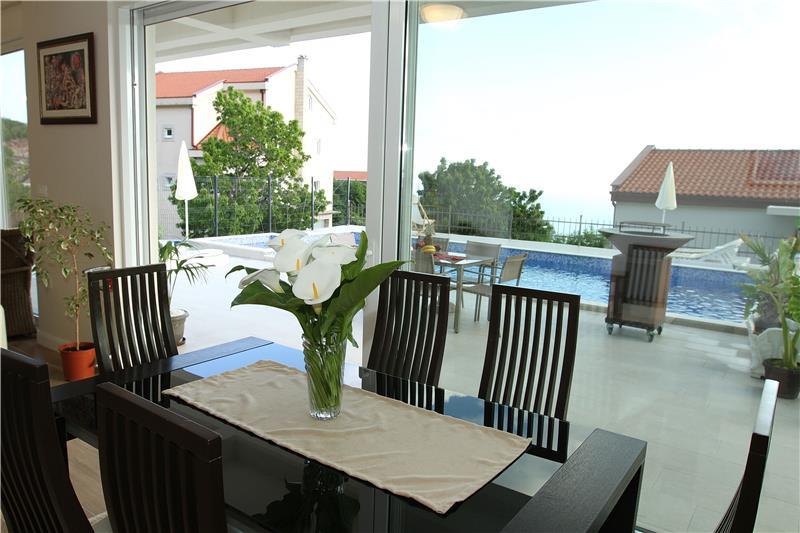Sea-view villa in Budva, photograph 21