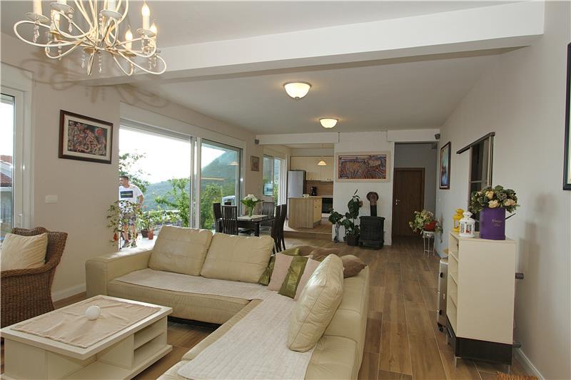 Sea-view villa in Budva, photograph 23