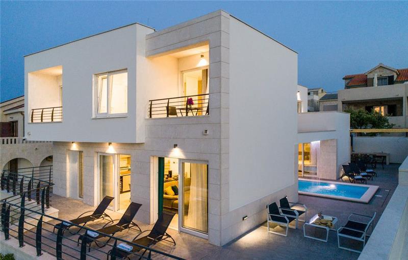Sea-view villa in Povlja, photograph 24