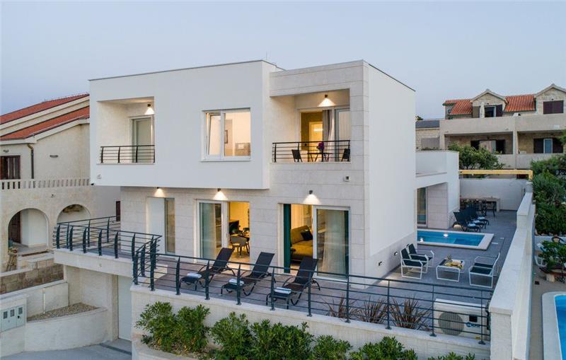 Sea-view villa in Povlja, photograph 26