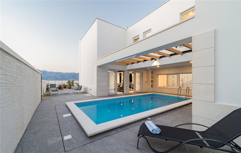 Sea-view villa in Povlja, photograph 1