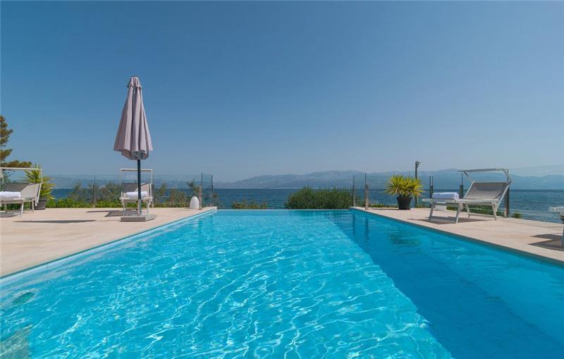 Beachfront villa in Sutivan, photograph 1