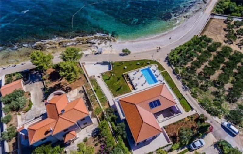 Beachfront villa in Sutivan, photograph 2