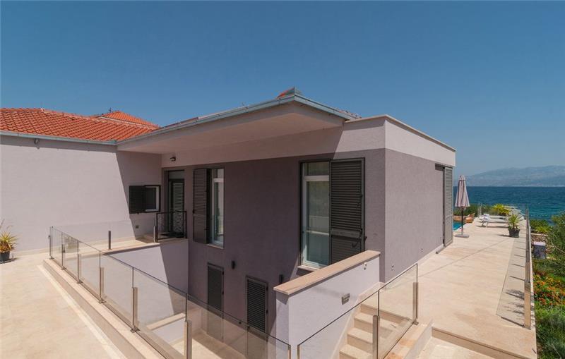 Beachfront villa in Sutivan, photograph 13