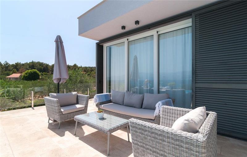 Beachfront villa in Sutivan, photograph 10