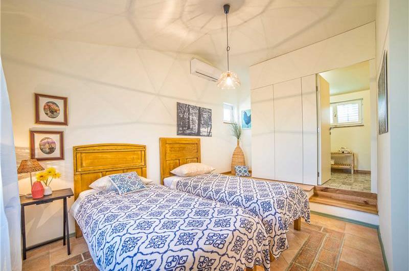 2 Bedroom Villa with Pool near Umag, sleeps 4