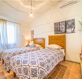 2 Bedroom Villa with Pool near Umag, sleeps 4