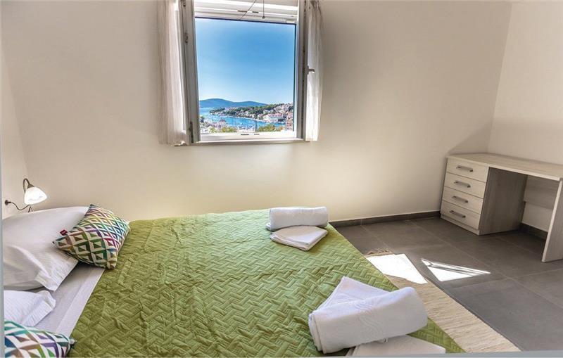 Sea-view villa in Milna, photograph 14
