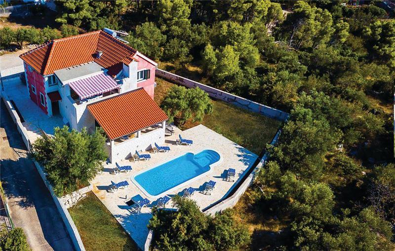 Sea-view villa in Milna, photograph 1