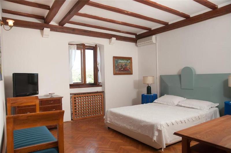 5 Bedroom Beachfront Villa near Milna, Brac Island, Sleeps 10