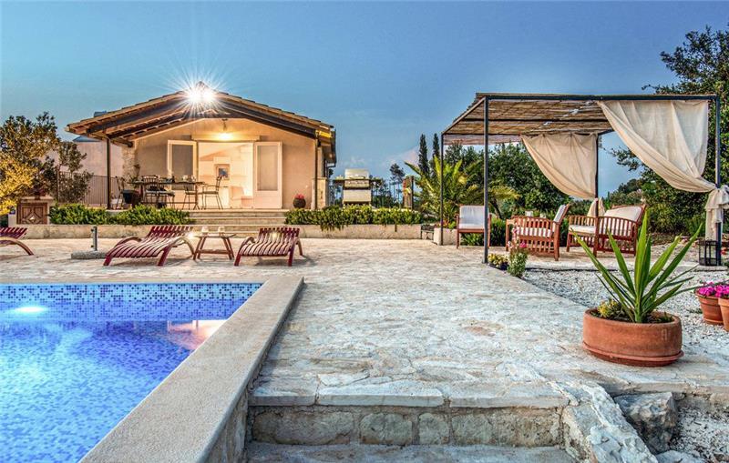 3 Bedroom Villa with heated pool and large enclosed garden near Sutivan, Brac Island, Sleeps 6-7