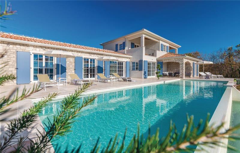 5 Bedroom Istrian Villa with Large Pool and Garden near Porec. Sleeps 10