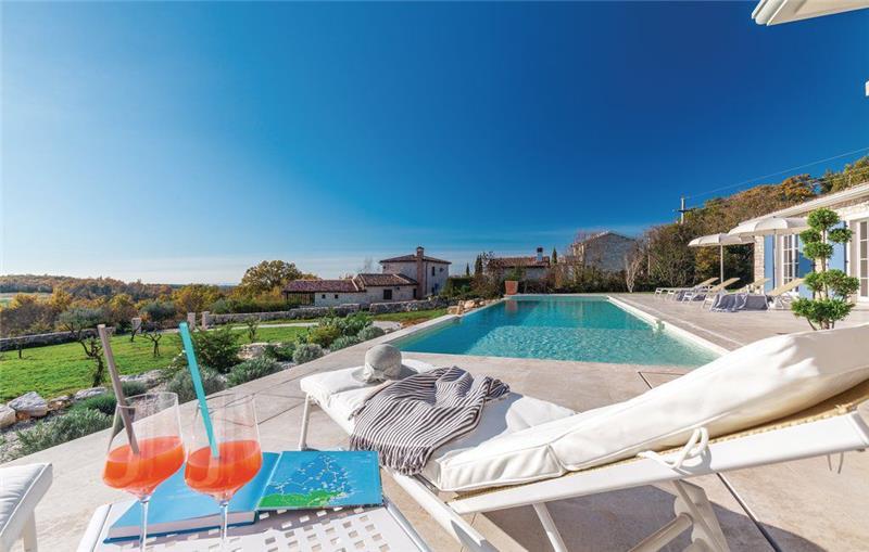 5 Bedroom Istrian Villa with Large Pool and Garden near Porec. Sleeps 10