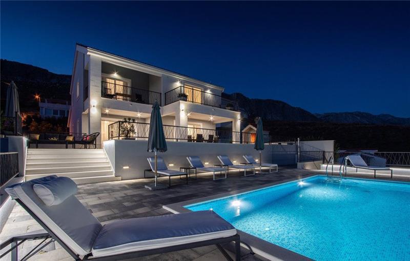 4 Bedroom villa with Pool, Gym & Large Terrace near Split, Sleeps 10
