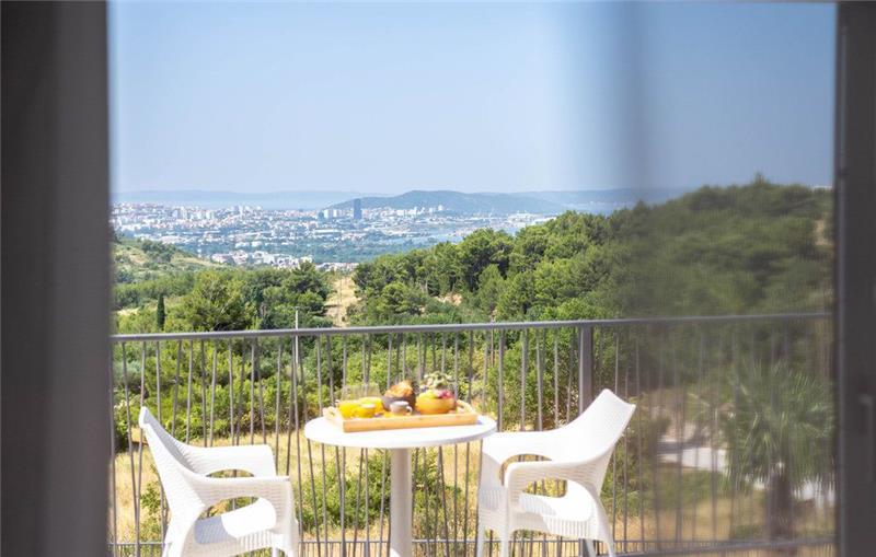 Sea-view villa in Split, photograph 3