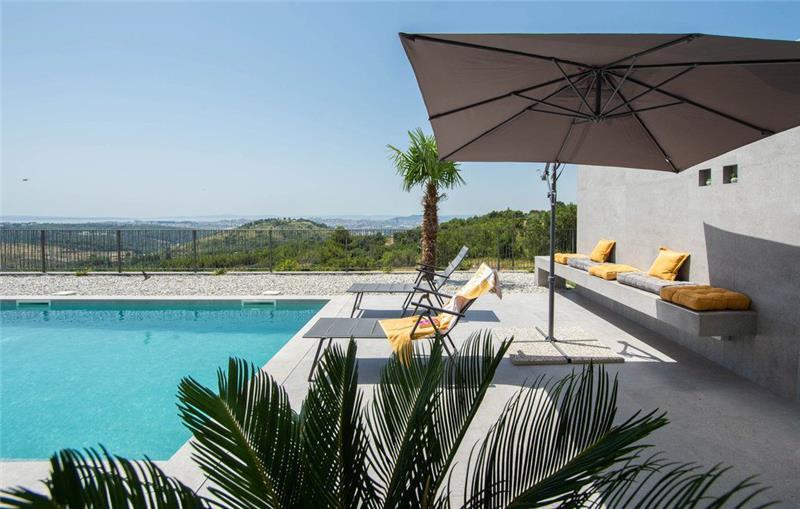 Sea-view villa in Split, photograph 2